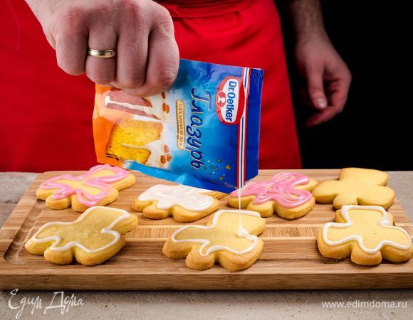 Срежьте уголок и покройте глазурью печенье.