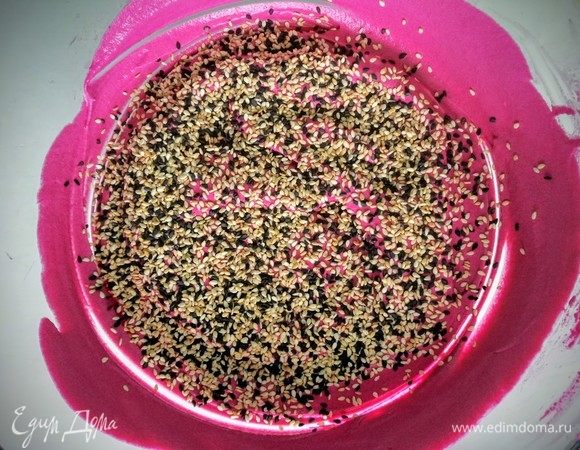 Яичные желтки взбиваем с сахаром и перемешиваем с творожной массой, добавляем кунжут по вкусу, впрочем вы можете использовать мак, кокосовую стружку, отруби или что там вам еще позволит фантазия.