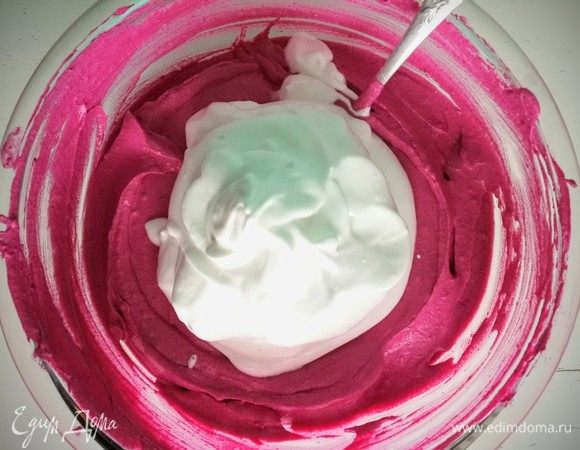 Если вы используете бутилированные белки, то взбивайте около 160 г, что эквивалентно примерно четырем яйцам. Наличие/отсутствие желтков на вкусе никак не сказывается, я отказался от желтков чисто в диетических целях.