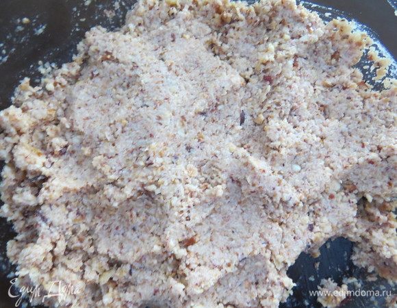 Весь фундук, предназначенный для торта, обжарить и очистить от шкурки. Отвесить 90 г фундука и приготовить фундучную пасту. Для этого соединяем в сотейнике 60 мл воды и 30 г сахара, доводим до кипения и растворения сахара. Фундук помещаем в блендер, добавляем 30 мл приготовленного сиропа и измельчаем фундук до состояния густой пасты. 