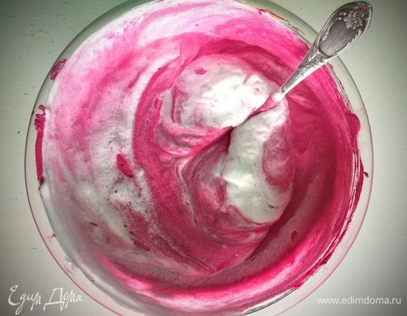 Аккуратно вмешиваем белки в творожно-свекольную массу.