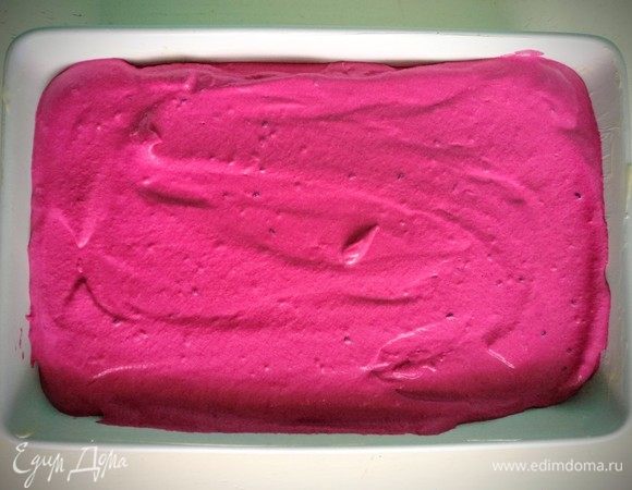 Заливаем готовую смесь в смазанную маслом форму.