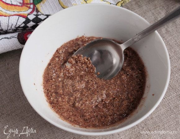 В смолотый фундук добавить красное сухое вино (5 ст. л.). Перемешать и выложить полученную ароматную пасту на оливковый слой.