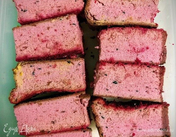 После того, как запеканка будет готова, дайте ей остыть и нарежьте на кусочки.