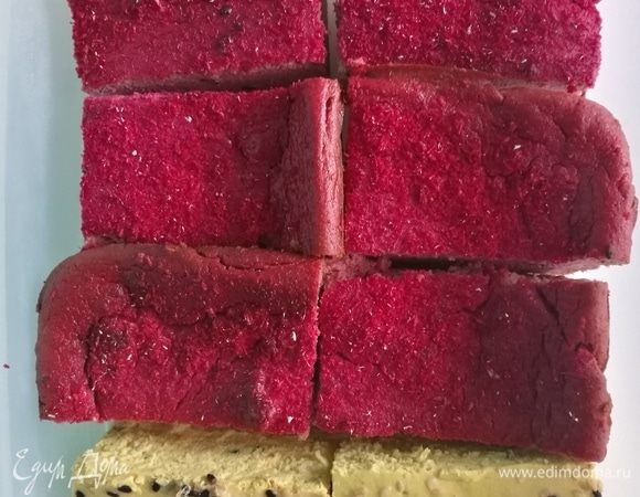 Кроме свеклы в качестве наполнителя я также использую тыкву, морковь, грушу, яблоки, банан. Если вы делаете ее без свеклы, обязательно добавьте чайную ложку куркумы, и вы удивитесь, какая солнечная станет ваша запеканочка.