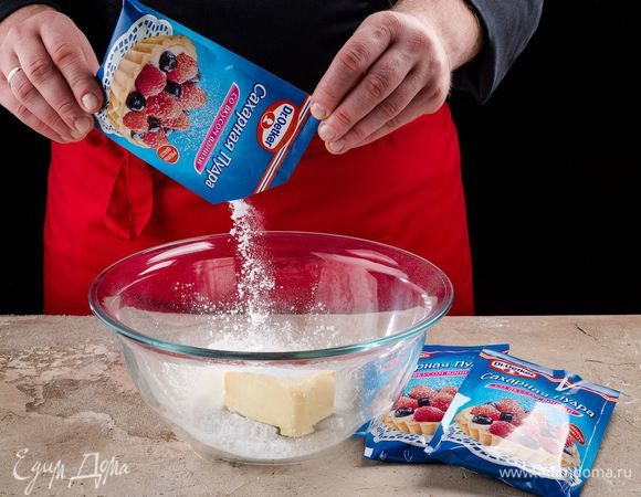 Взбейте мягкое сливочное масло с сахарной пудрой Dr. Oetker.