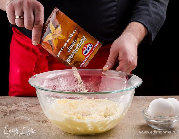 Добавьте ванильный сахар Dr. Oetker и, взбивая, вводите по одному яйца.