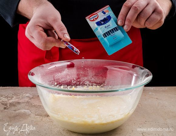 Влейте в масло молоко и капните ромовый ароматизатор Dr. Oetker.