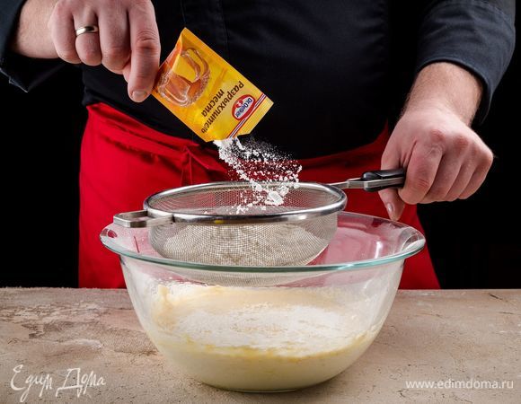 Всыпьте муку с разрыхлителем Dr. Oetker, хорошо размешайте тесто.