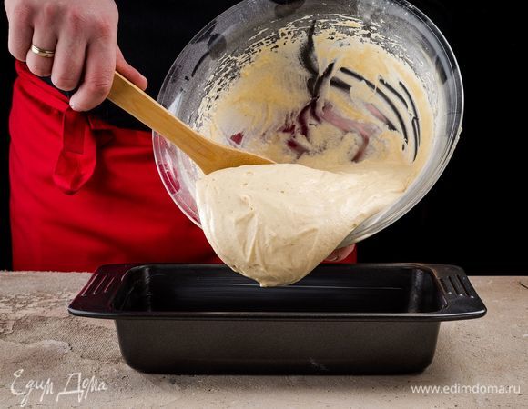 В промасленную форму для выпечки вылейте тесто. Выпекайте кекс в духовке 50 минут при температуре 175°С. Тем временем приготовьте глазурь.