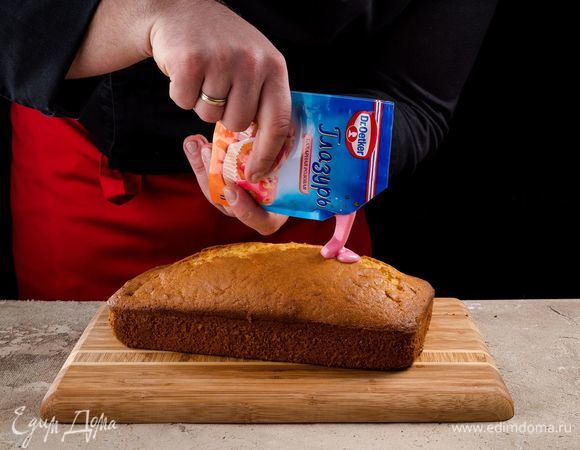 Срежьте уголок пакетика и покройте глазурью поверхность кекса.