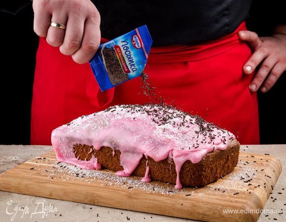 Посыпьте кекс кокосовой стружкой и шоколадной посыпкой «Палочки» Dr. Oetker.