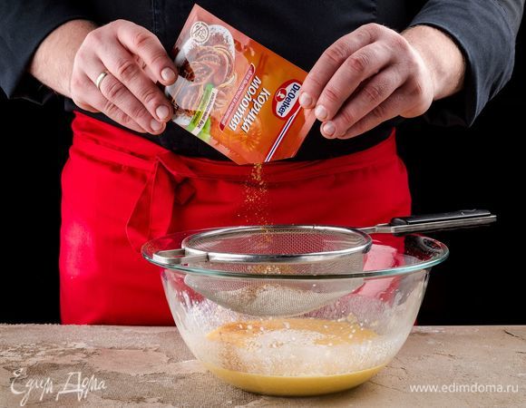 Добавьте два яйца, лимонную цедру и мягкое сливочное масло, просейте муку с корицей Dr. Oetker в основную массу.