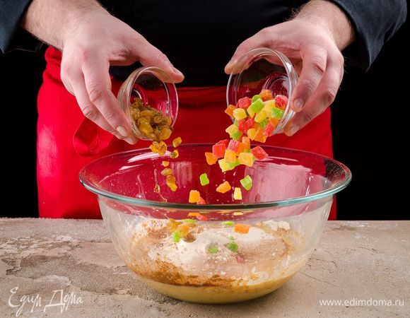 Хорошо вымесите тесто, частями добавляя в него муку, цукаты и изюм. Оно должно получиться мягким, нежным и не липнущим к рукам. Накройте тесто салфеткой и оставьте подниматься. Оно должно увеличиться в 2–3 раза.