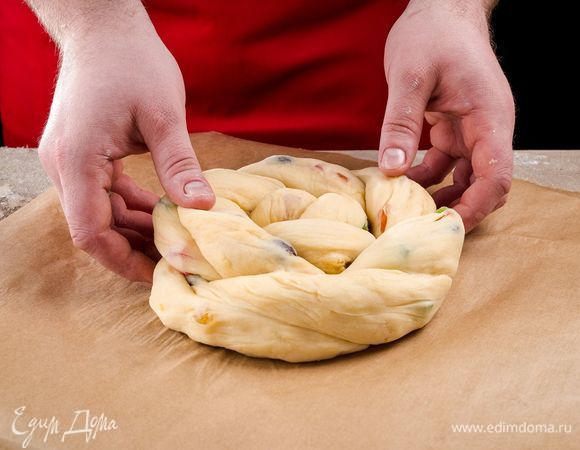 Переплетите обе части рулета между собой. Сверните получившийся жгут по кругу, чтобы получился цветок.