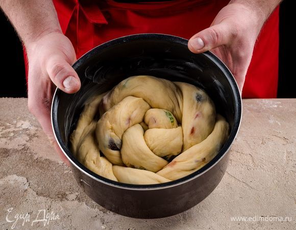 Выложите цветок в смазанную маслом форму для выпекания. Накройте форму салфеткой и оставьте пирог на полчаса. Выпекайте его 30 минут при температуре 180–200°С.