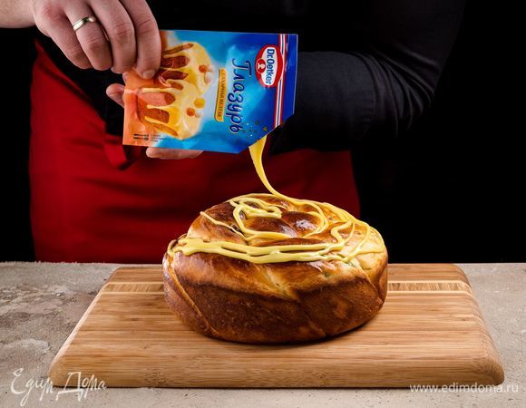 Срежьте уголок и покройте глазурью остывший пирог.