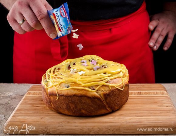 Украсьте пасхальный пирог цветной посыпкой «Бабочки» Dr. Oetker.