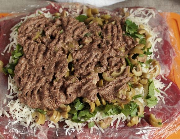 Можно процесс еще упростить, смешав всю начину, а потом просто выложить ее на отбитое мясо. Дело вкуса, как говорится, и кому как удобнее. Главное, что на конечный результат это никак не повлияет.