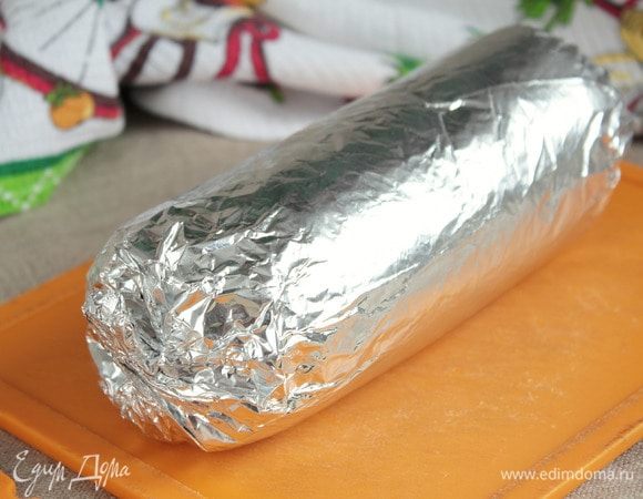 Завернуть еще в слой фольги и закрутить торцы по принципу конфетки. Выпекать в предварительно разогретой духовке до 190°С 1 час 20 минут. Только необходимо подставить снизу противень на случай протекания мясного сока.