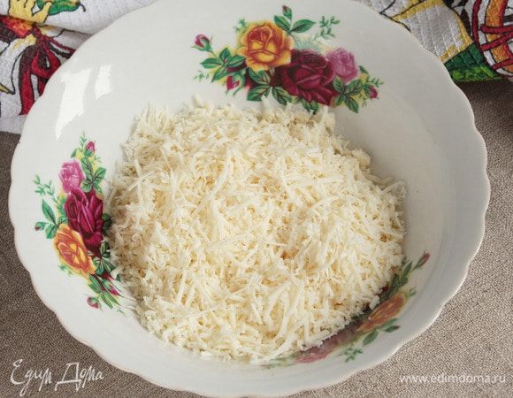 Пока готовится рулет, натереть на мелкой терке такой же сыр (50 г), который использовался в начинке рулета.