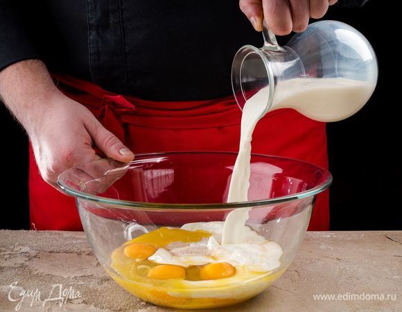 Смешайте в большой миске сметану, соль, 1 ст. л. сахара. Введите яйца и растопленное сливочное масло, все хорошо перемешайте. Добавьте теплое молоко. Хорошо перемешайте массу и оставьте на 20 минут.