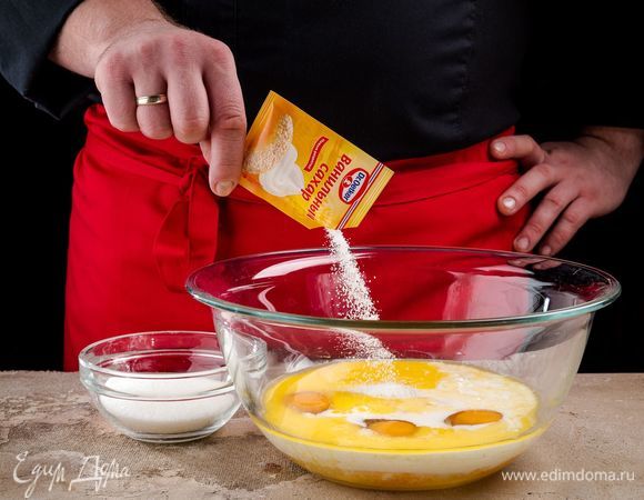 Добавьте в смесь обычный сахар и ванильный сахар Dr. Oetker.