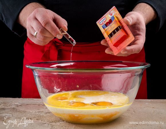 Капните несколько капель ароматизатора «Миндаль» Dr. Oetker.