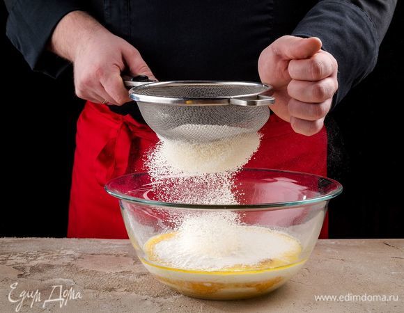 Просейте муку с дрожжами, хорошо перемешайте тесто и оставьте на расстойку на 2 часа.