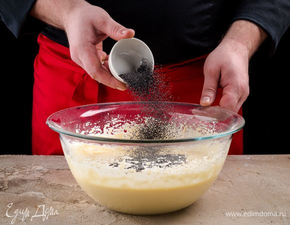 Добавьте мак, хорошо перемешайте и оставьте в теплом месте еще на 2 часа.