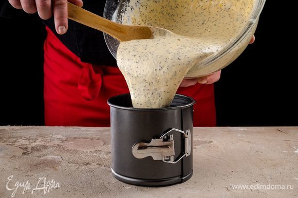 Выложите тесто в смазанную маслом форму, заполнив ее на две трети. Выпекайте кулич 30 минут при температуре 180°С.