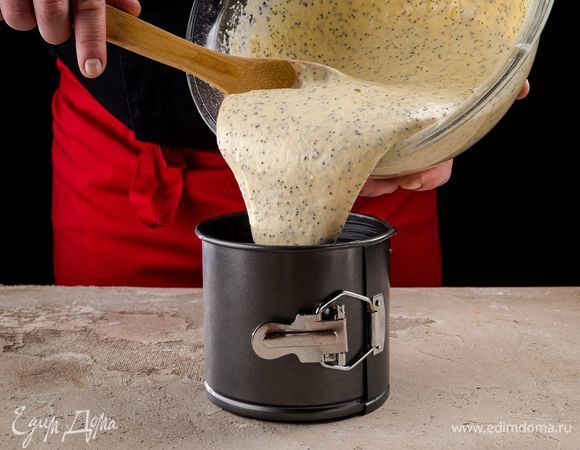 Выложите тесто в смазанную маслом форму, заполнив ее на две трети. Выпекайте кулич 30 минут при температуре 180°С.