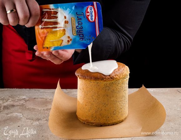 Срежьте уголок пакетика и покройте поверхность кулича.