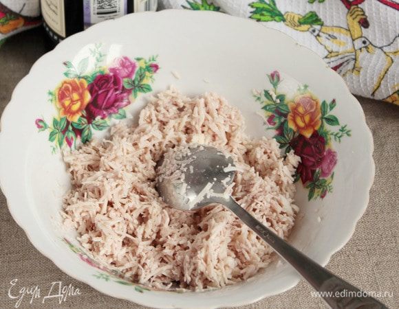 Добавить в натертый сыр красное сухое вино (3 ст. л.) такое же, как и в начинке. Перемешать.