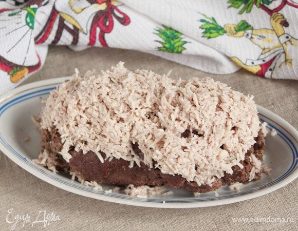 По истечении времени рулет аккуратно освободить от бумаги и фольги. Осторожно! Горячо! И не забывайте про выделившийся мясной сок. Можно переложить на свежий лист фольги, а можно — на керамическое блюдо. Можно потом на нем и подавать. Выложить сверху сырно-винную «шубку». Продолжить запекать в духовке 20 минут при 130°С.