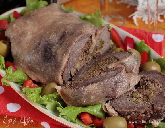 Рулет из говядины под сыром готов! Для ужина или обеда достаточно подать зелень или нарезку из свежих овощей. Нам было вкусно как в горячем, так и в холодном виде. Если приготовили заранее и хотите подать теплым, то просто разогрейте в микроволновке или духовке перед подачей.