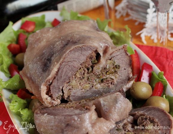 Хочу немножко извиниться перед вами. К сожалению, целый кусок показать на пошаговом фото не смогла, потому что мне «подменили» (на кухне хозяйка я не одна, и перепутали куски) на кусок с огромным количеством сухожилий, а нового куска ждать очень долго и, к тому же, хотелось очень поделиться новым своим экспериментом с вами. Пришлось готовить из того, что досталось. Пока я все сухожилия вырезала, у меня кусок превратился в три раздельные части. Веду к тому, что раз у меня получилось и из этих трех частей рулет составить, то у вас из цельного точно все легко получится;) Только смелее! Пусть у вас все получится! И приятного аппетита!