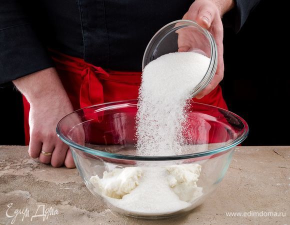 Творог разотрите с сахаром и щепоткой соли.
