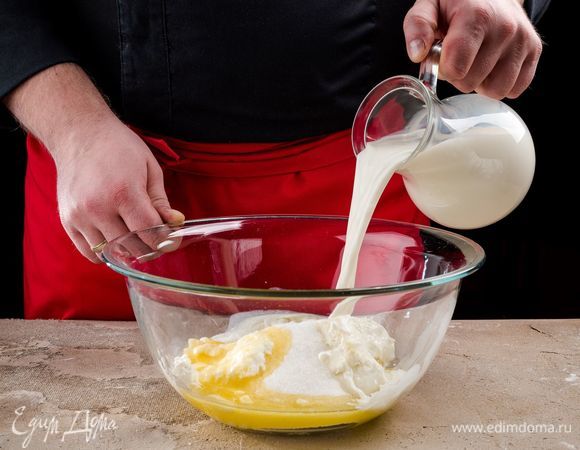 Добавьте к творогу молоко и растопленное масло, хорошо перемешайте.
