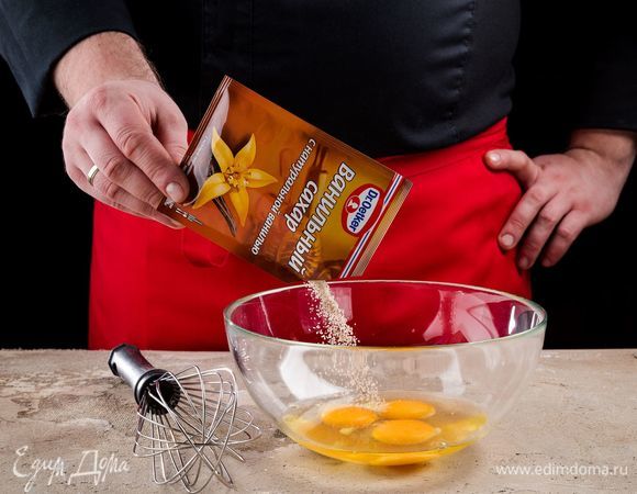 Взбейте венчиком яйца с ванильным сахаром с натуральной ванилью Dr. Oetker.