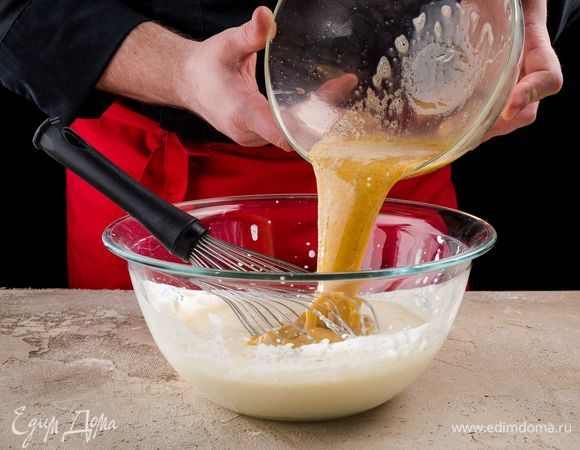Соедините яичную смесь с творогом и еще раз перемешайте.