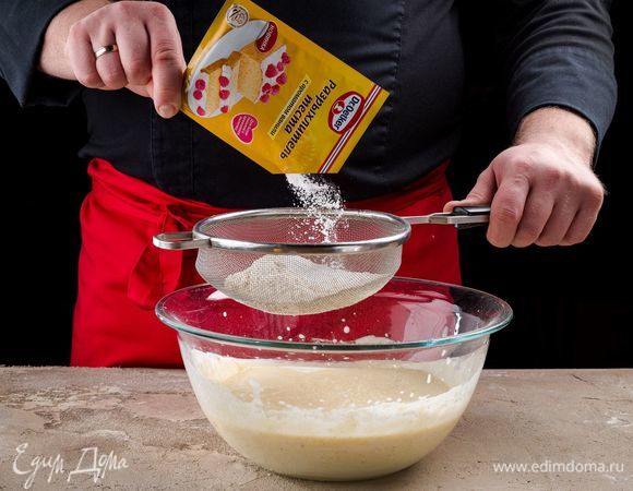 Просейте в яично-творожную смесь муку с разрыхлителем теста с ароматом ванили Dr. Oetker.