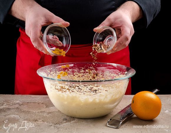 Добавьте в тесто орехи, промытый и высушенный изюм, апельсиновую цедру.