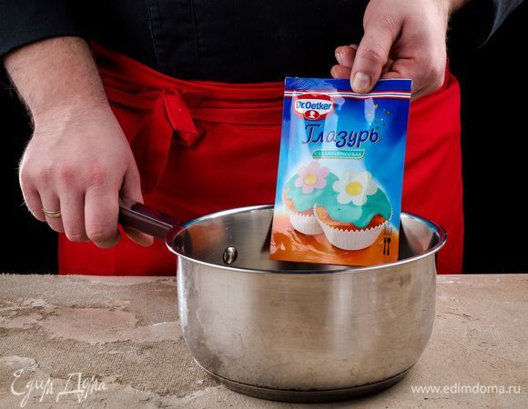 Приготовьте голубую глазурь Dr. Oetker. Опустите пакетик с глазурью в горячую воду на 3–5 минут. Выложите его на полотенце и слегка надавите, чтобы сделать текстуру глазури более однородной.