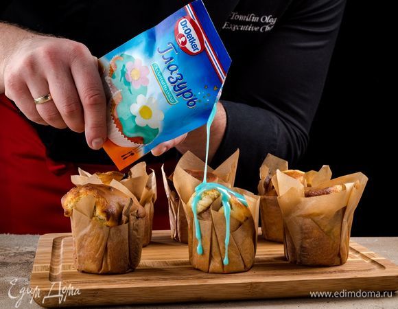 Срежьте уголок пакетика и покройте глазурью поверхность остывших маффинов.