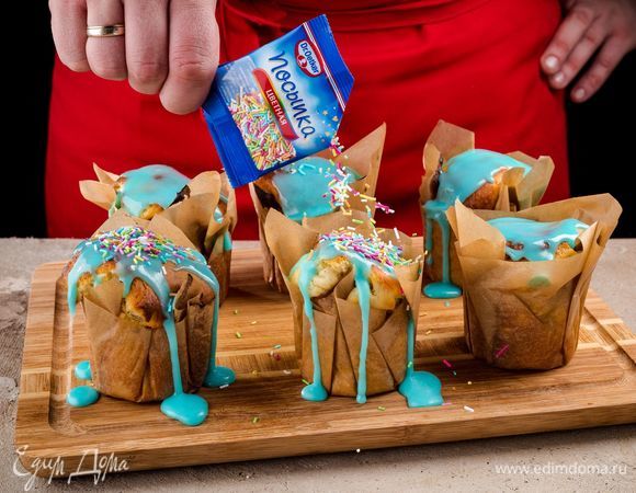Посыпьте маффины цветными палочками Dr. Oetker.