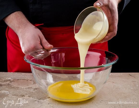 В растопленное сливочное масло добавьте сгущенку.