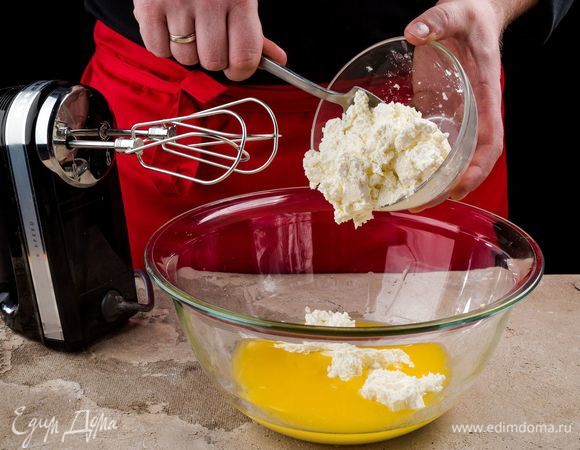 Добавьте в массу творог. Перемешайте творожно-масляную смесь миксером.