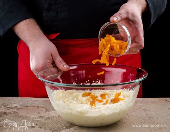 Залейте курагу кипятком, хорошо обсушите ее, мелко нарежьте и добавьте к творогу.