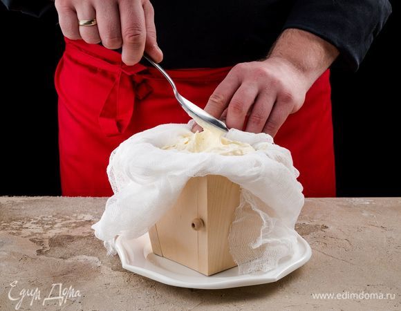 Выложите творожную массу в пасочницу или в форму, проложив ее марлей. Поставьте форму в холодильник на ночь.